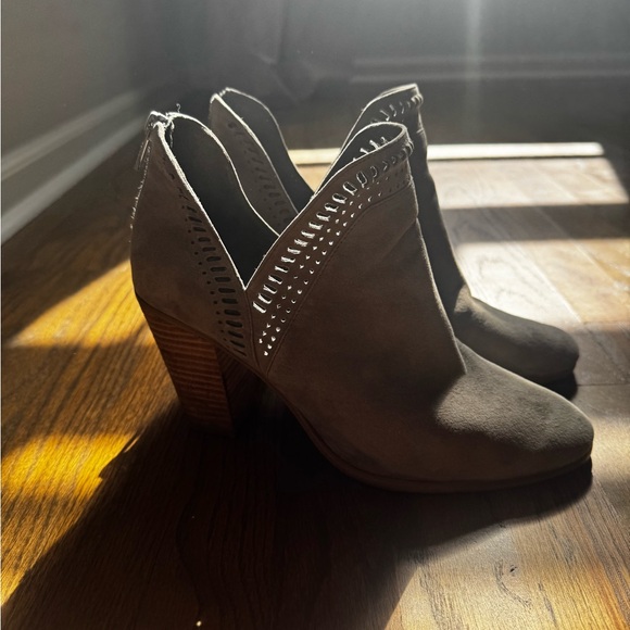 Vince Camuto with perforated design with back zipper size 11/41 - Picture 8 of 9